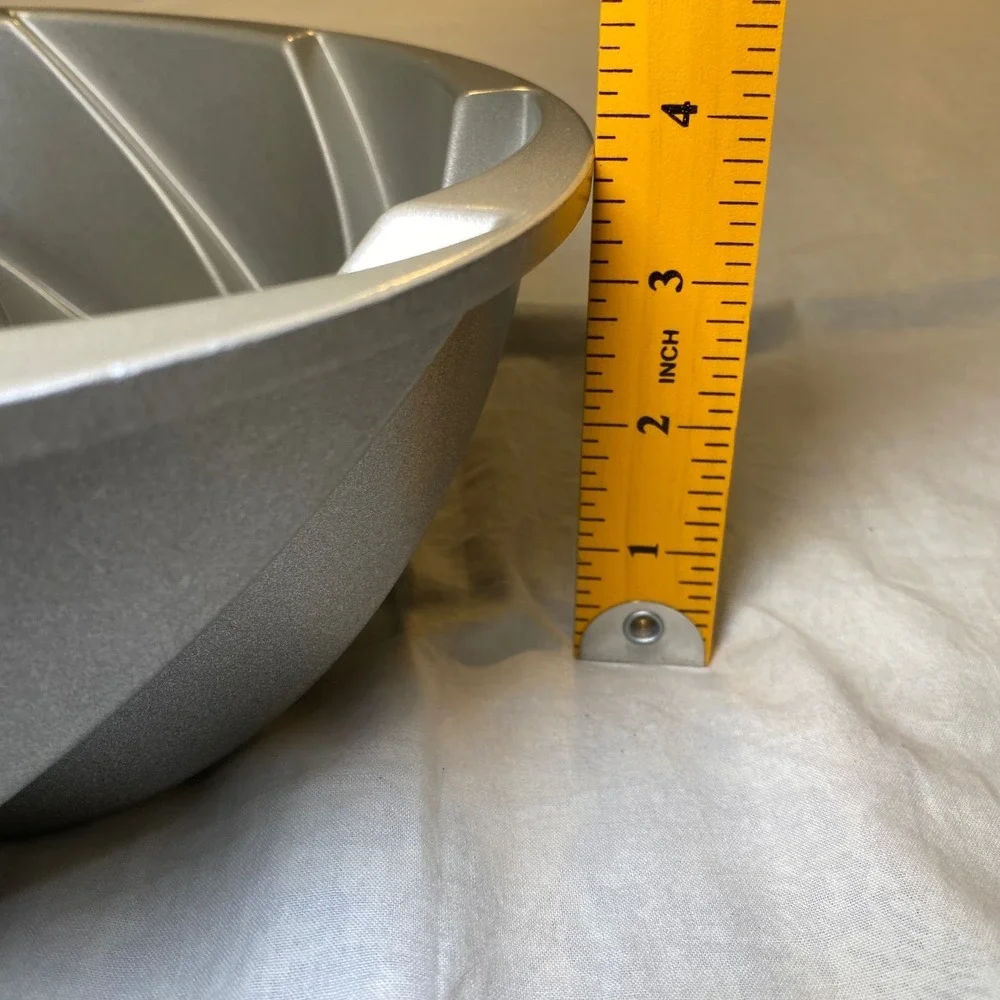 Nordic Ware Heritage Bundt Pan 10 Cup Cast Aluminum Nonstick Cake Mold USA